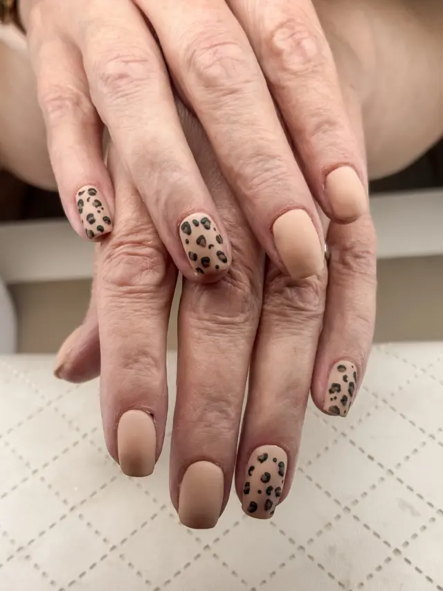 Tekevätkö mattakynnet taas paluutaan? Leopardikuvio on ainakin ikuisesti in🐆Geelivahvistus lakkauksella & simple-koristelu.#geelivahvistus #geelilakkauslahti #geelikynnetlahti #kynnetlahti
