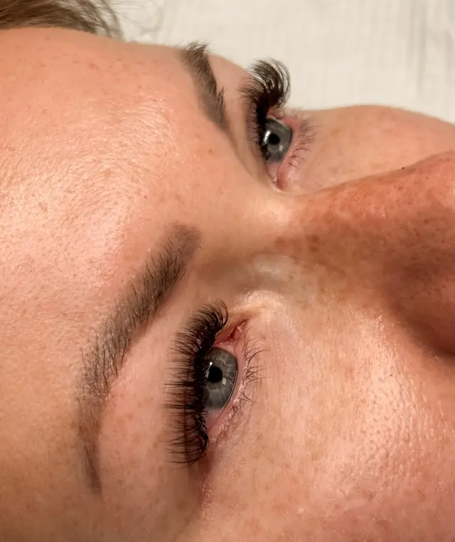 Ruskeiden ja mustien kuitujen sekoitus on aina niin uskomattoman pehmeän näköinen🤎Kuvassa uudet hybridiripset, joissa tein käsin viuhkat ja klassisten kuitujen tilalla hyödynsin suljettuja volyymiviuhkoja.Käytössä @pinkbeautyoy Brownie- ja Pioni-ripsikuidut✨#hybridiripset #ripsetlahti #ripsiteknikkolahti #softlashes #ripsienpidennyslahti